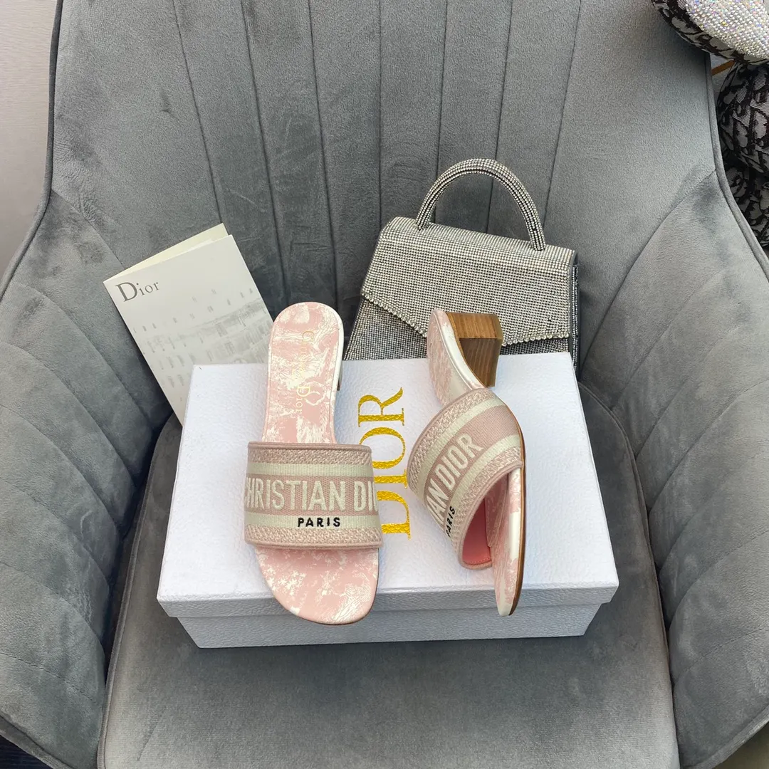 👟👟Ex-factory price 380👟👟 Women's shoes Women's clothing Dior Dior 2021 DWAY early spring new flip-flops women's shoes CD letter logo three-dimensional embroidery flat sandals Round toe thick heel jelly color slingback slippers The top version on the market Material: upper original consistent high-temperature water-soluble cotton electro-embroidery technology fabric + water-dyed sheepskin lining + Italian leather outsole Heel height: flat/4.5CM size: 34-43 (34.40.41.42.43 is custom-made and cannot be returned or exchanged)